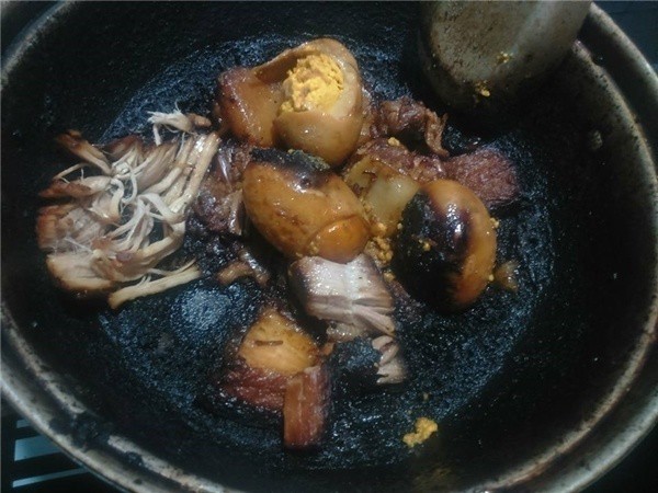 Nàng dâu Sài Gòn mất 2 tiếng đánh vật vặt lông ngan, sạch được lông thì cũng bay hết cả da khiến chị em xôn xao